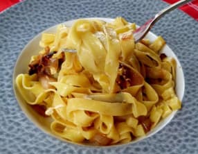 Pâtes aux oignons et sauce au comté