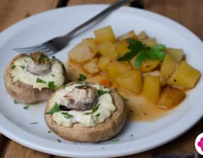 Champignons farcis au fromage frais accompagnés de pommes de terre