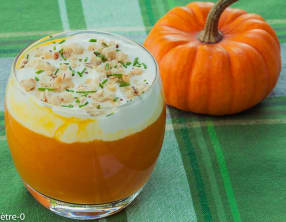 Soupe de potimarron à la poitrine fumée, chantilly aux noisettes
