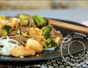 Nouilles Soba sautées au poulet, brocoli, gingembre et noix de cajou