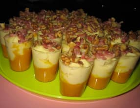 Verrines d'automne à la crème de panais, carotte, lardons et noix