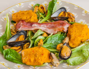 Salade de gnocchi de potimarron aux moules et à la poitrine fumée