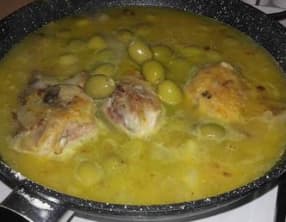 Poulet aux olives avec des courgettes