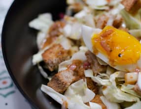 Salade de chou aux lardons, à la pomme et aux croûtons aillés