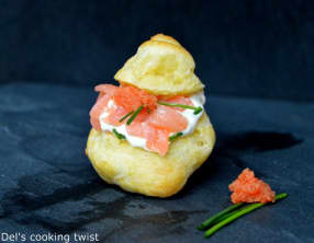 Petits choux au saumon fumé et crème de raifort