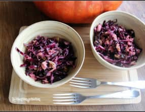 Salade de chou rouge aux pommes , noix et raisins secs