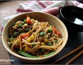 Nouilles udon aux petits légumes