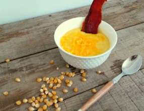Soupe de maïs, cheddar et chips jambon sec