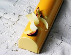 Bûche exotique à la mangue, fruits de la passion et noix de coco