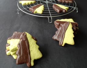 Biscuits sapins à la pistache et au chocolat