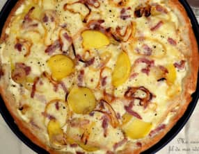 Pizza au fromage à raclette, pommes de terre, lardons et oignons