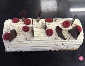 Bûche façon forêt noire, chocolat framboises