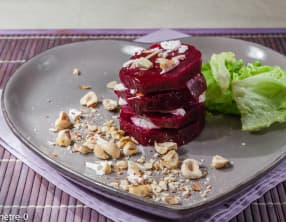 Millefeuille de betteraves aux noisettes et fromage frais