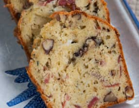 Cake roquefort, noix et jambon sec