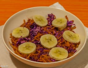 Salade de chou rouge et carottes aux pommes et bananes