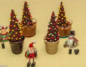 Sapins de Noël sur mousses au chocolat