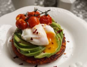 Rosti de patate douce, avocat et oeuf poché