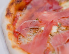 Pizza au jambon Serrano et au comté