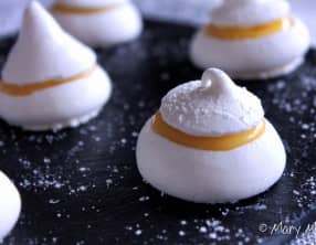 Mini meringues, curd mangue-citron