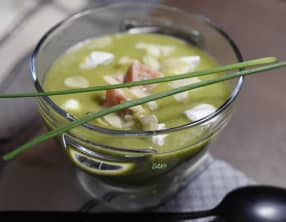 Velouté de brocoli au saumon mi-cuit et chèvre frais