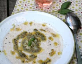 Soupe froide de chou-fleur, sauce aux câpres et basilic
