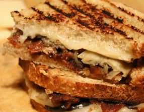 Grilled cheese sandwich au gruyère et confiture de bacon