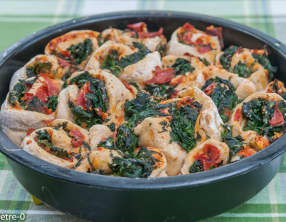 Pizza aux épinards, jambon et parmesan