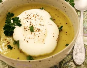 Soupe de pomme de terre et de poireau et sa chantilly aux 5 baies et piment d'Espelette