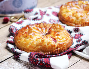 Galette des rois frangipane, chocolat blanc et framboises