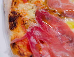 Pizza au jambon Serrano et au camembert