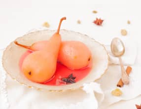 Poires pochées au jus de raisin et épices