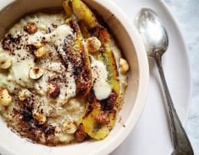 Porridge végétal purée d'amandes, banane et noisettes