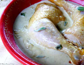 Cuisses de poulet et sauce ontueuse à la sauge et au parmesan