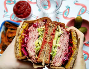 Sandwich pastrami et légumes croquants en pickles