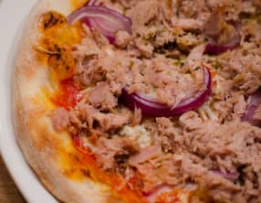 Pizza au thon et à la moutarde à l'ancienne