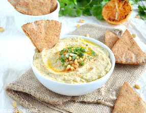 Houmous au chou-fleur et chips pita