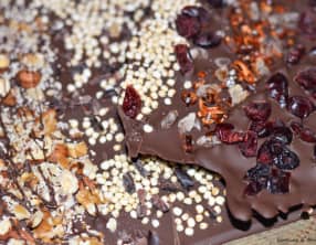 Tablettes chocolat noir, épices et fruits secs en folie