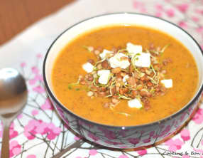 Soupe de lentilles germées au curry et à la féta