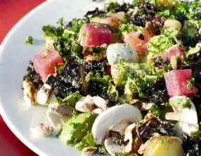 Salade alcaline poireau cru et chou kale marinés, légumes et légumineuses