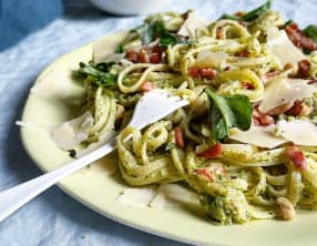 Linguine au pesto de brocoli, basilic et noisettes