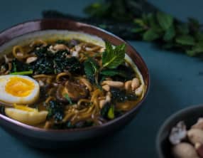 Soupe de noodles au kale, cacahuètes, coco et curry