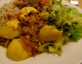 Oeufs durs, sauce tomates curry