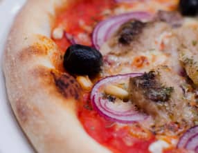 Pizza aux sardines et aux pignons de pin