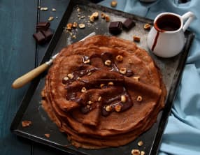 Crêpes au chocolat, sauce chocolat, noisettes torréfiées