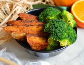 Tempeh laqué à l'orange et épices