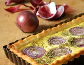 Tarte salée aux oignons rouges