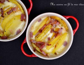 Cocottes de pommes de terre au fromage à raclette et lardons fumés