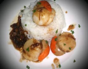 Noix de Saint Jacques sautées à l'ail, gingembre et sauce Soja