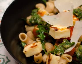 Salade de pâtes complètes à l'halloumi, arrosé de sauce verte