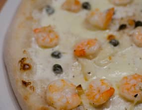Pizza aux câpres et aux crevettes